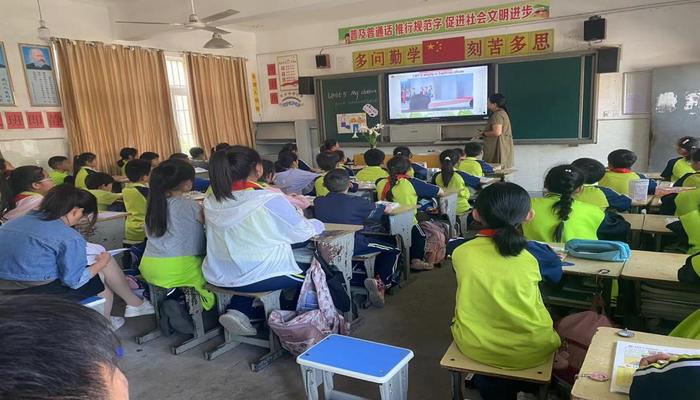 望江县长岭中心学校举行“家长进课堂”活动