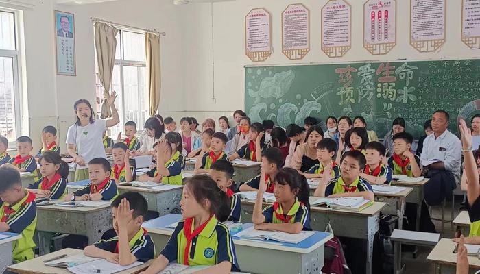 望江县长岭中心学校举行“家长进课堂”活动