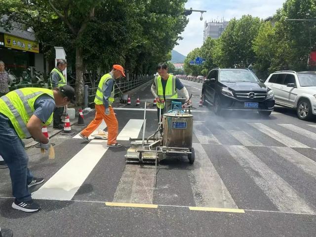 连夜行动！全市道路标志标牌“全面体检”