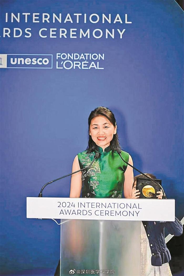 颜宁获评“世界杰出女科学家成就奖”，她在颁奖典礼致辞时表示 请女性科学家勇敢做自己