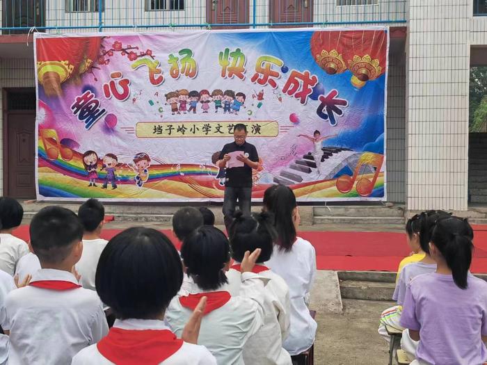 西峡县回车镇垱子岭小学：文艺汇演庆“六一” 童心飞扬放光彩