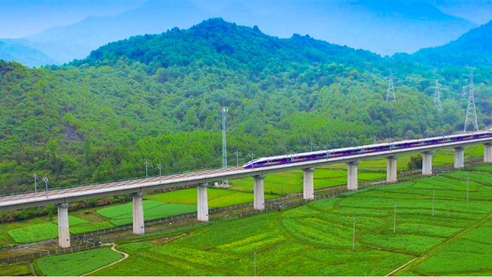 安徽省池州至黄山高速铁路正式开通运营