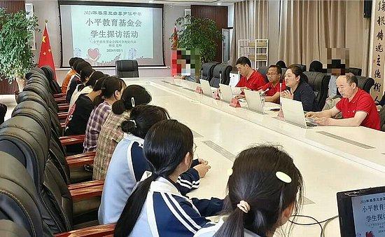 小平教育基金会在三台县芦溪中学开展学生探访活动