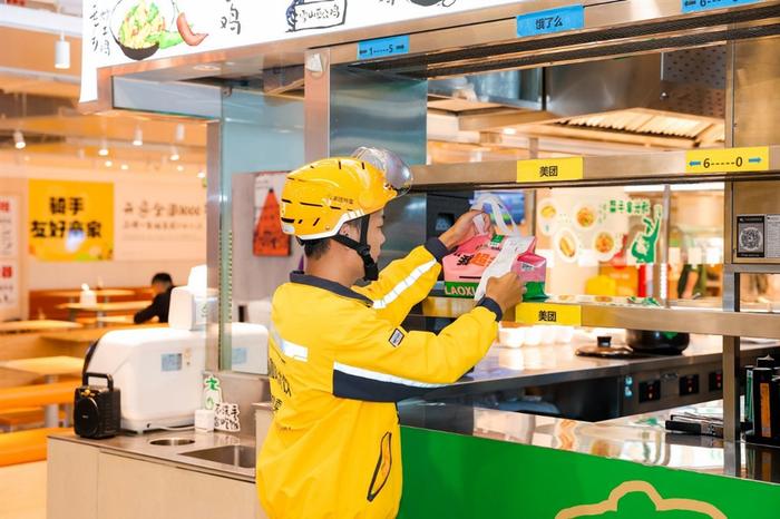 上海100多家餐厅多了个“新身份” 全国首批“骑手友好商家”挂牌