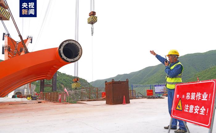 陕西东庄水利枢纽泾河大桥副拱最重吊装节段吊装成功