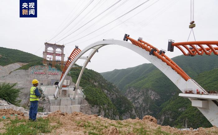 陕西东庄水利枢纽泾河大桥副拱最重吊装节段吊装成功