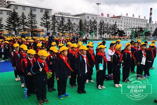 慕了！慕了！“擎天柱”“大黄蜂”都来了！  东师附小的“六一”遇“校节”玩嗨了