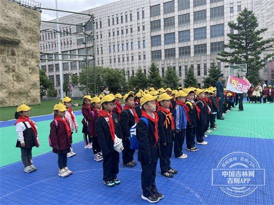 慕了！慕了！“擎天柱”“大黄蜂”都来了！  东师附小的“六一”遇“校节”玩嗨了