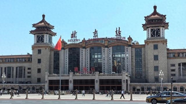 北京站首开京沪高铁列车，京广高铁全线时速可达350公里，6月15日起实行