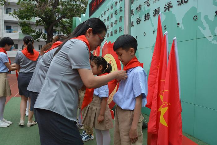 童心向党 筑梦未来 郑州市金水区工人第一新村小学举行少先队入队仪式