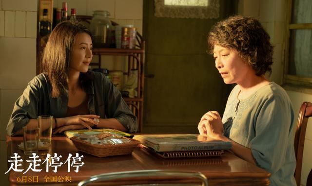 演“宝总”每天都很累的胡歌，在《走走停停》里放松“搞笑”