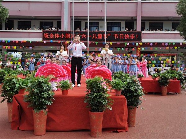 丹江口市六里坪镇小学举行“六一”文艺汇演