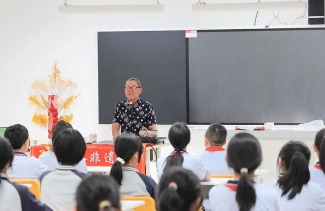 丹漆流彩、木版年画、融糖为墨、纸上生花、以面为塑……西安交大附中空港校区师生零距离体验传统文化的魅力！