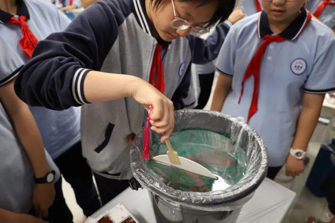 丹漆流彩、木版年画、融糖为墨、纸上生花、以面为塑……西安交大附中空港校区师生零距离体验传统文化的魅力！