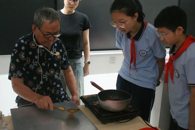 丹漆流彩、木版年画、融糖为墨、纸上生花、以面为塑……西安交大附中空港校区师生零距离体验传统文化的魅力！