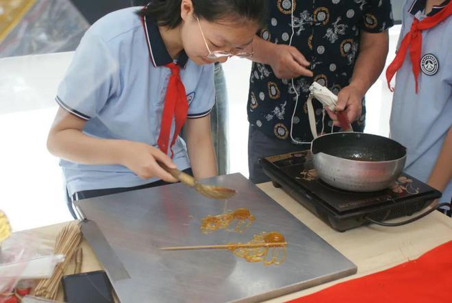 丹漆流彩、木版年画、融糖为墨、纸上生花、以面为塑……西安交大附中空港校区师生零距离体验传统文化的魅力！