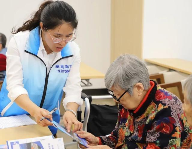 “小蓝车”驾到，幸福养老有“医”靠，金海医保直通车开启养老院关怀新篇章