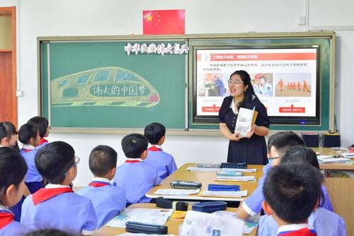 培育和践行社会主义核心价值观“十六字”要求座谈会在北京市海淀区民族小学召开