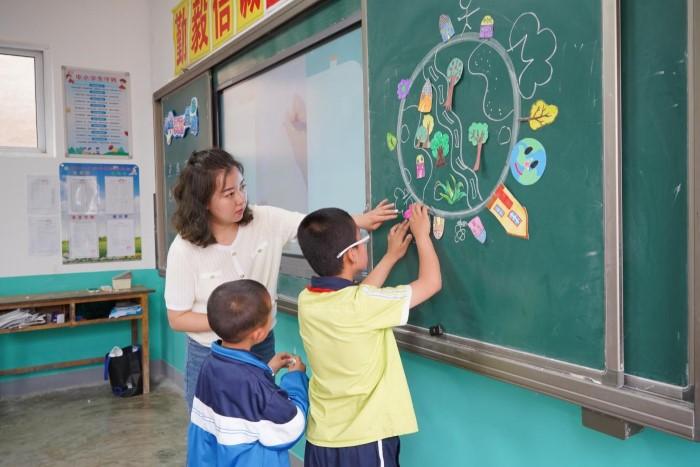 工行甘肃省分行走进天水大坪小学 陪孩子们过“六一”