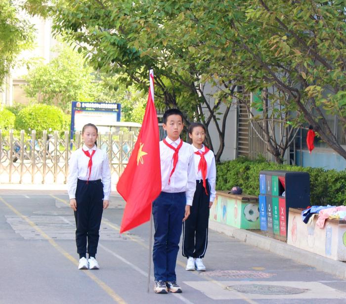 惠济区艺术小学举行入队仪式暨“红耕园”开耕仪式