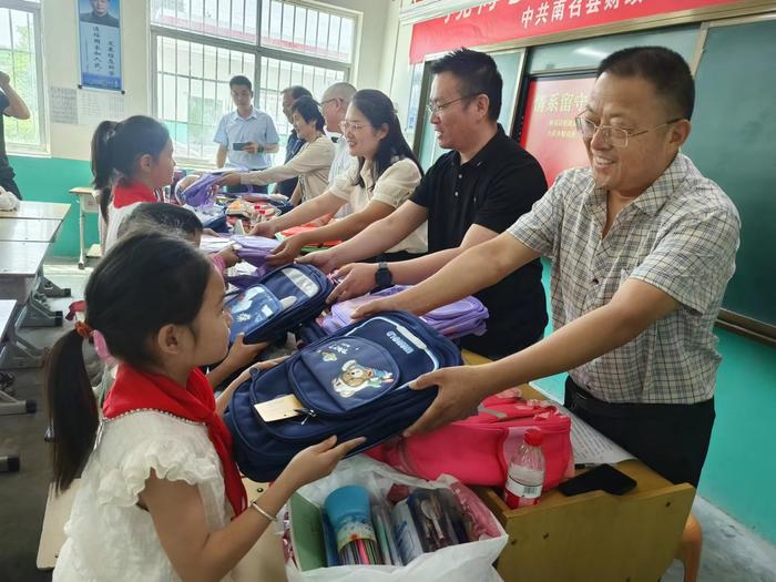 情系留守 爱暖童心——南召县财政局走进小店乡川店小学开展“关爱留守儿童”活动