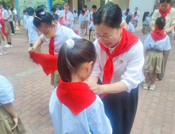 红领巾爱祖国，争做新时代好队员——郑州市管城回族区港湾路小学举行一年级入队仪式