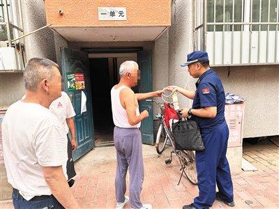 记者跟访北京市电动自行车隐患夜查：居民家中飞线充电 充电车棚挤入自行车