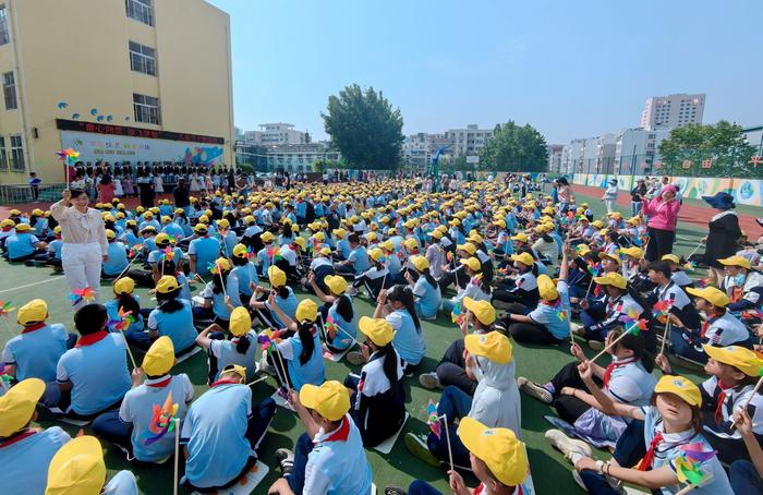 科学赋能未来 艺术点亮童年——青岛重庆路第二小学开展“六一”儿童节系列活动