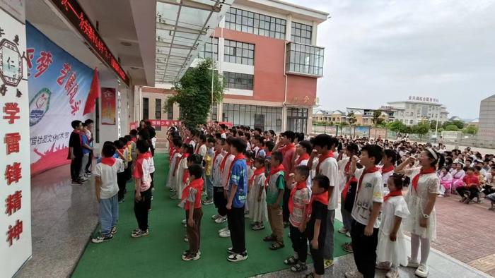 内乡县余关镇中心小学举行少先队新队员入队仪式