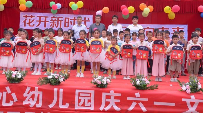 新野县歪子镇中心幼儿园举行迎“六一”文艺汇演活动