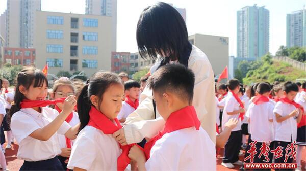 你好，少先队！大汉小学举行一年级第一批队员入队仪式