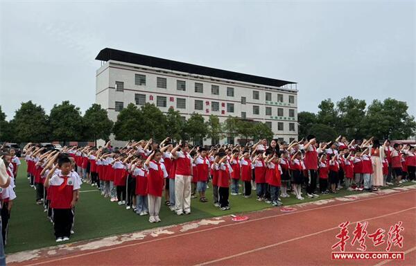 常宁市泉峰小学举行“红领巾 我为你自豪”少先队入队仪式