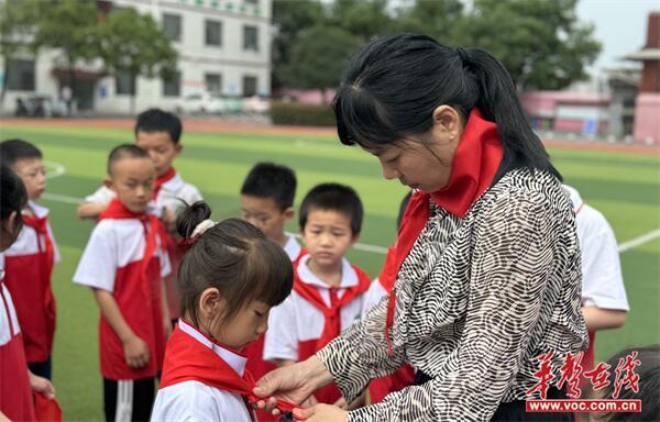 常宁市泉峰小学举行“红领巾 我为你自豪”少先队入队仪式