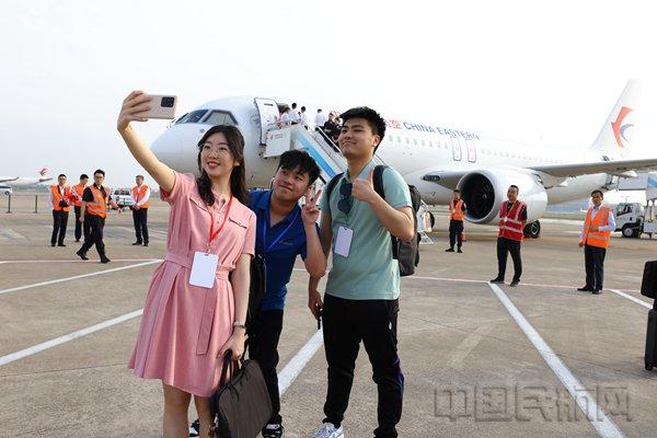 东航C919首次执飞地区商业航班 承运百余香港大学生抵沪