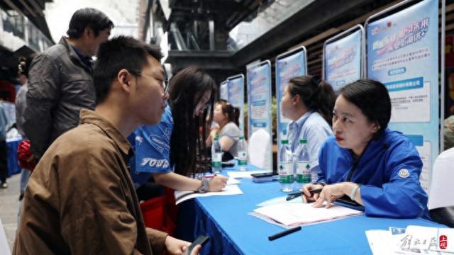 薪酬普遍在五千到一万元之间，奉贤南桥招聘会释放480多个岗位