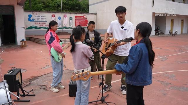 在大山里放歌——这个高山村小，有支“拿云乐队”