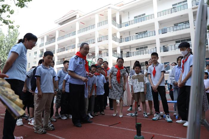 趣游园 乐成长 ——金水区工人第一新村小学开展迎六一传统文化体验暨综合素质展示活动