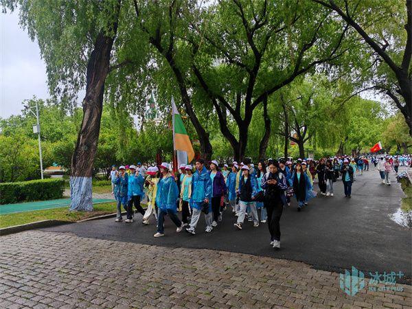【新晚报万人徒步大赛】黑龙江中医药大学徒步团队：增添城市魅力 明年继续走