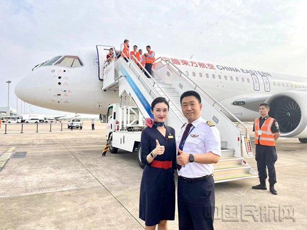 东航C919首次执飞地区商业航班 承运百余香港大学生抵沪