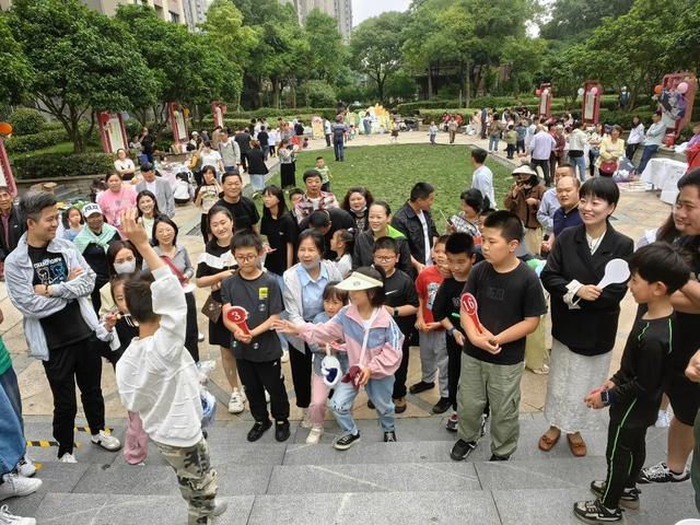 逛跳蚤市场、参与特色拍卖、玩趣味游戏……这些活动真精彩