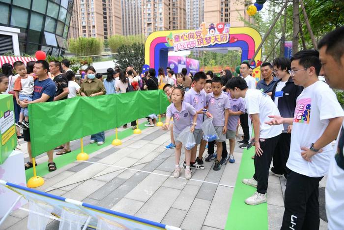 各地小朋友齐聚四川省妇女儿童中心欢庆儿童节