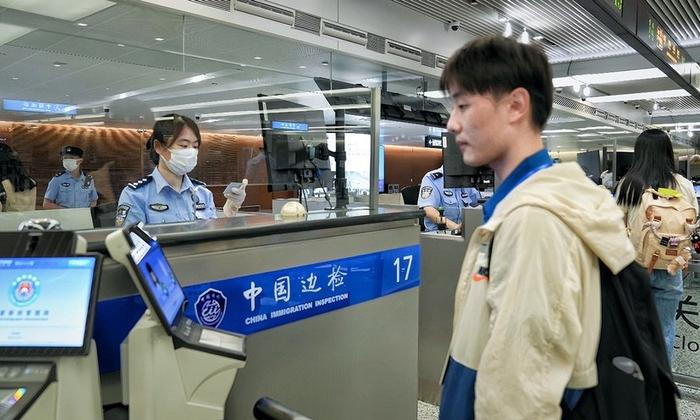 虹桥边检站顺利完成“沪港同心 相聚上海”香港青年学生实习计划出入境查验保障工作