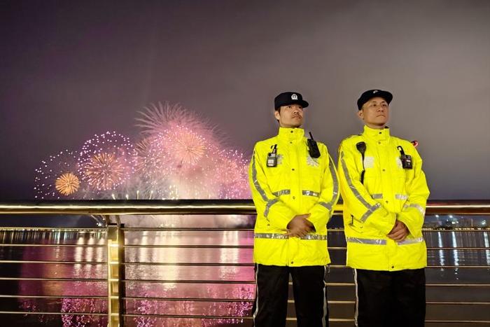 7.38万人汇聚临港新片区，上海浦东警方护航滴水湖烟花秀