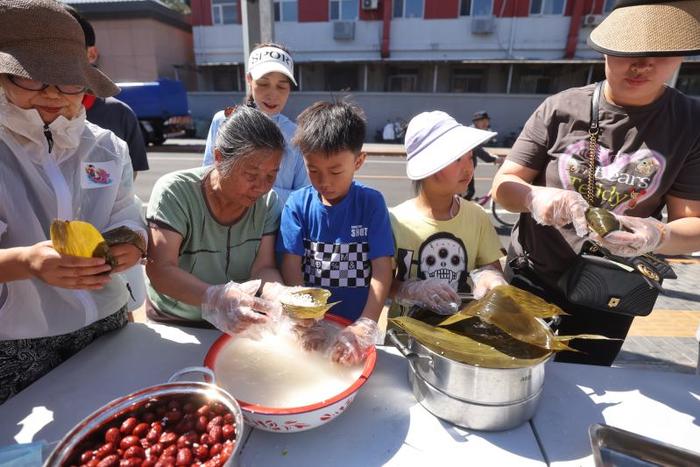 东城区西总布社区举办六一游园活动，近百组家庭感受传统端午习俗