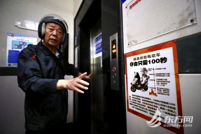 有人在小区门卫室拉线充电？新版《非机动车安全管理条例》今起实施，上海城管开展执法检查