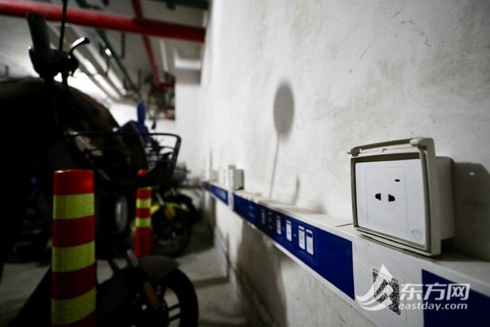 有人在小区门卫室拉线充电？新版《非机动车安全管理条例》今起实施，上海城管开展执法检查