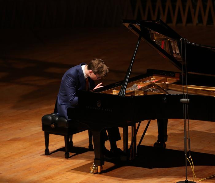 钢琴家奥拉夫松专访：一个人，一只行李箱，在全世界演96场《哥德堡变奏曲》