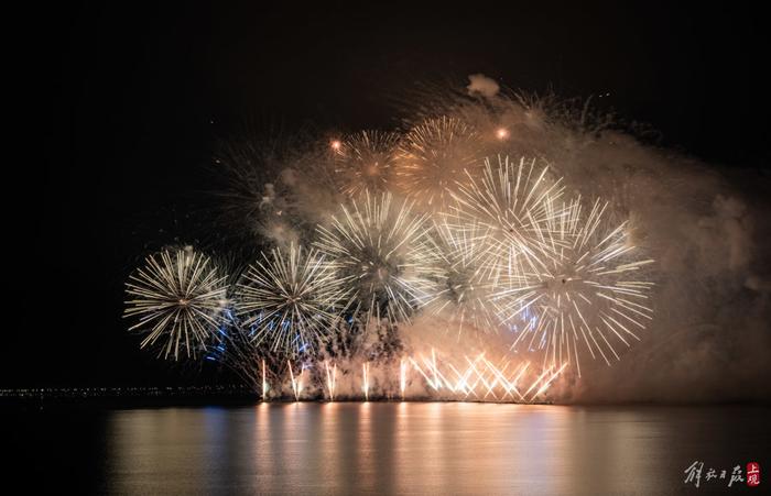 美轮美奂！五千多发礼花弹竞相绽放临港夜空