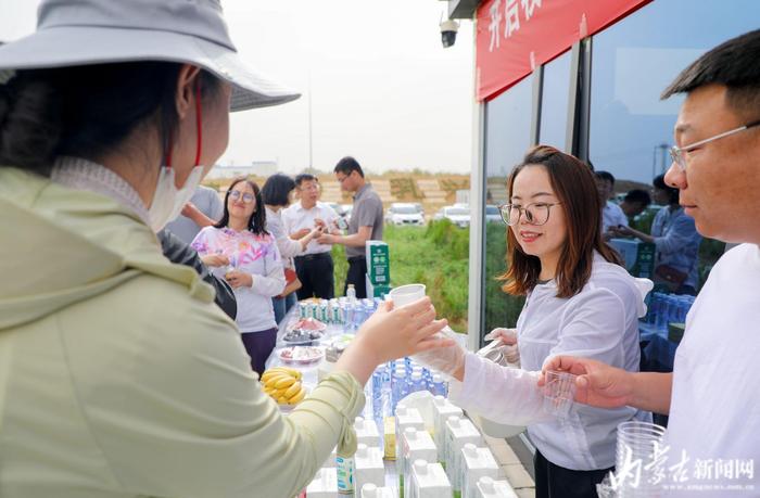 【万千气象看中国•北疆绿潮奔涌】沙漠里正在建设全球单体规模最大的奶牛机器人挤奶养殖示范基地