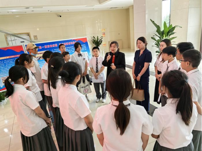 “沉浸式”学法懂法 未央区兴丰路小学组织学生参观未央区人民法院